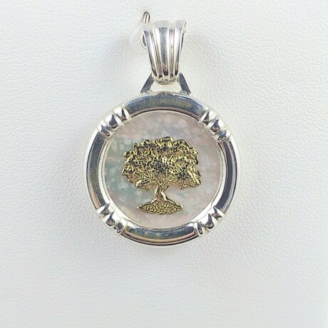 Colgante árbol de la vida de plata 925 con nácar y en double de oro 18 ktes. Diámetro 25 mm, espesor 4 mm. Colgante árbol de la vida de plata 925 con nácar y en double de oro 18 ktes. Diámetro 25 mm, espesor 4 mm.