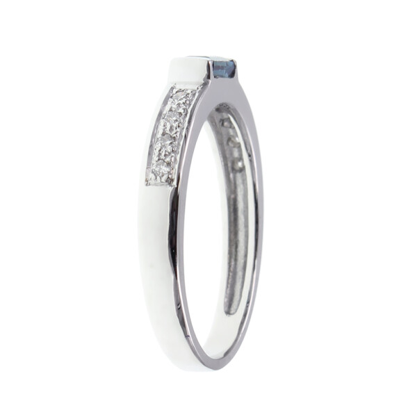 Anillo Elizabeth en oro blanco 18k con brillantes y zafiro Anillo Elizabeth en oro blanco 18k con brillantes y zafiro