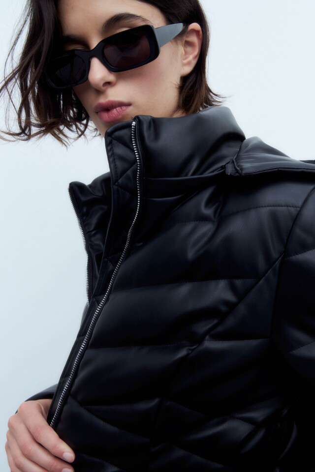 Campera cuero ecológico capitoneada negro