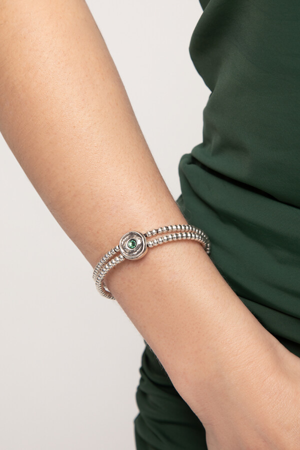 PULSERA DE BOLAS DOBLE DE ALEACIÓN DE METALES BAÑADA EN PLATA CON DETALLE DE OJO Y CRISTAL EN VERDE Pulsera