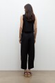 Pantalon barrel con aplique bordado negro