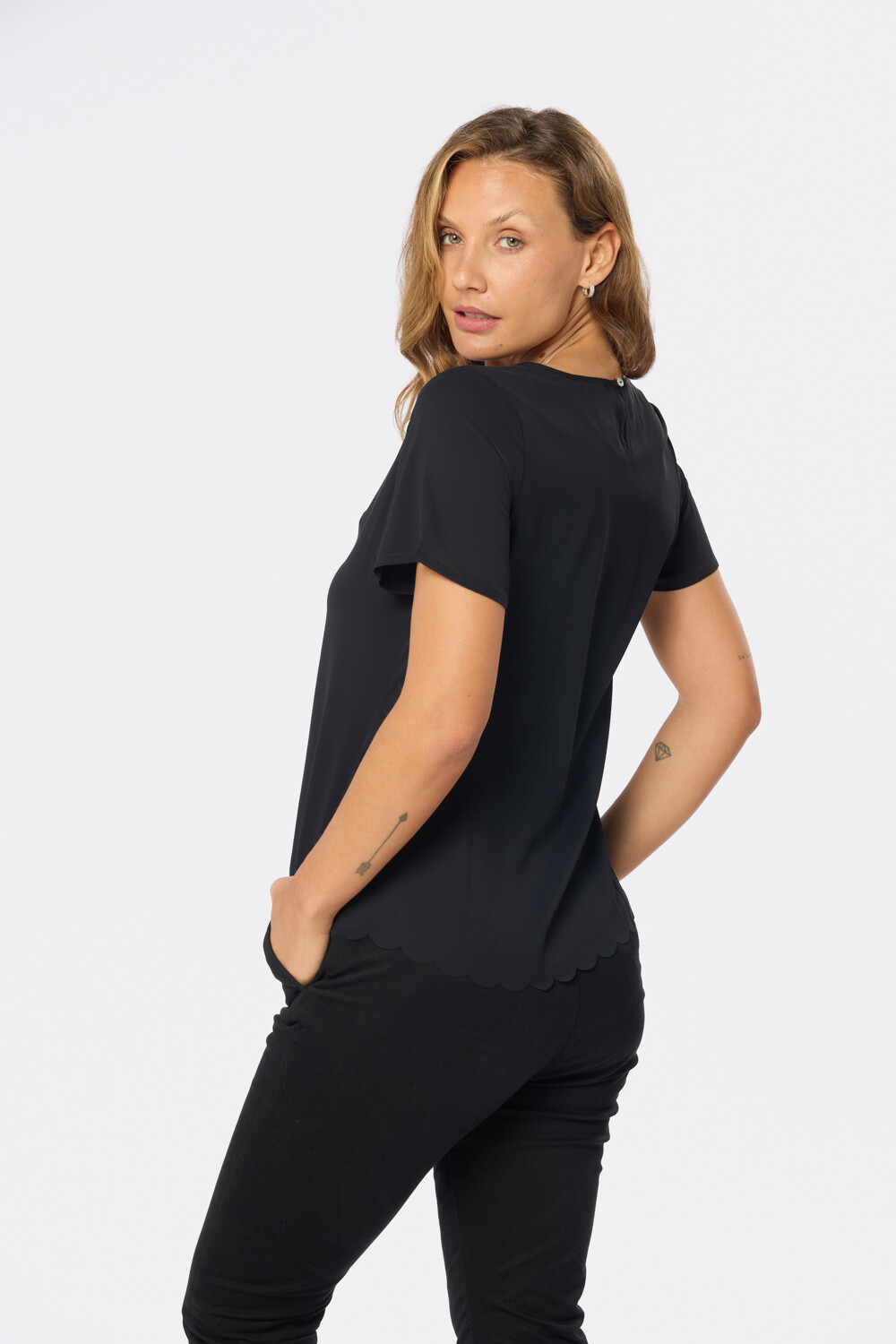 BLUSA A LA BASE Negro
