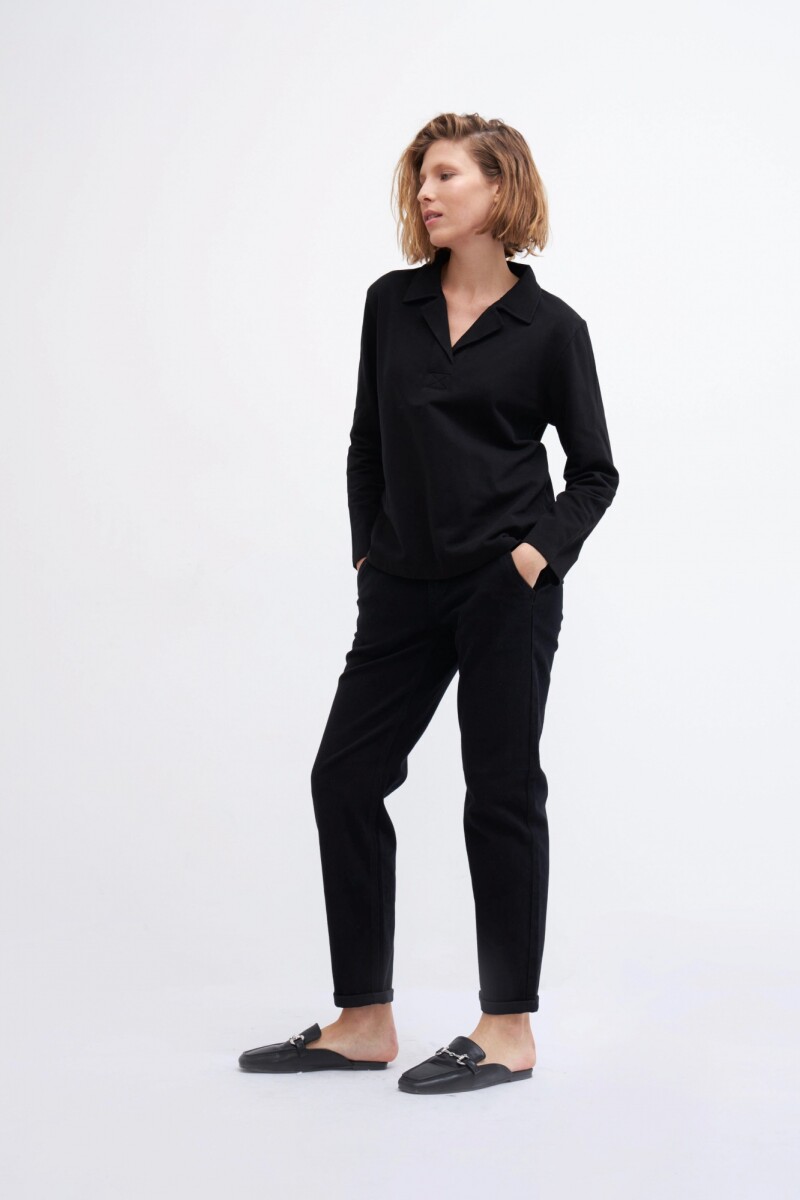 Remera de pique con cuello camisero negro