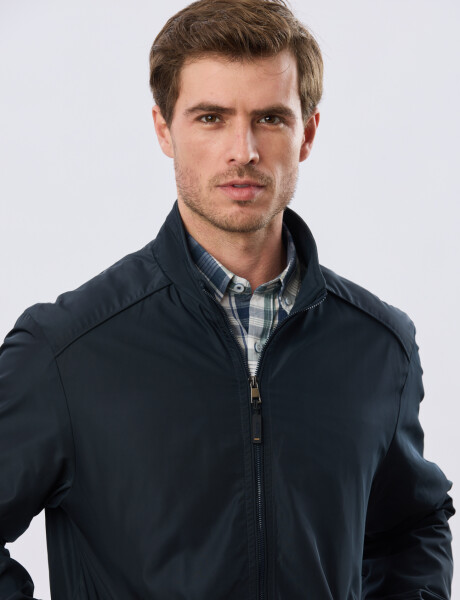 CAMPERA LIVIANA DE NYLON Azul