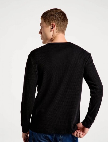 CAMISETA TÉRMICA MODELO REGULAR NEGRO