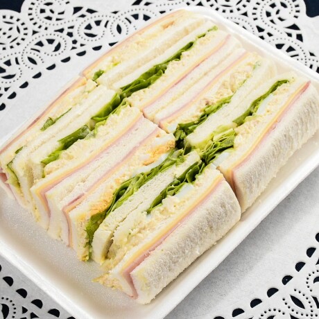Sandwich triple de pavita. Bandeja de 8 unidades. Pan blanco