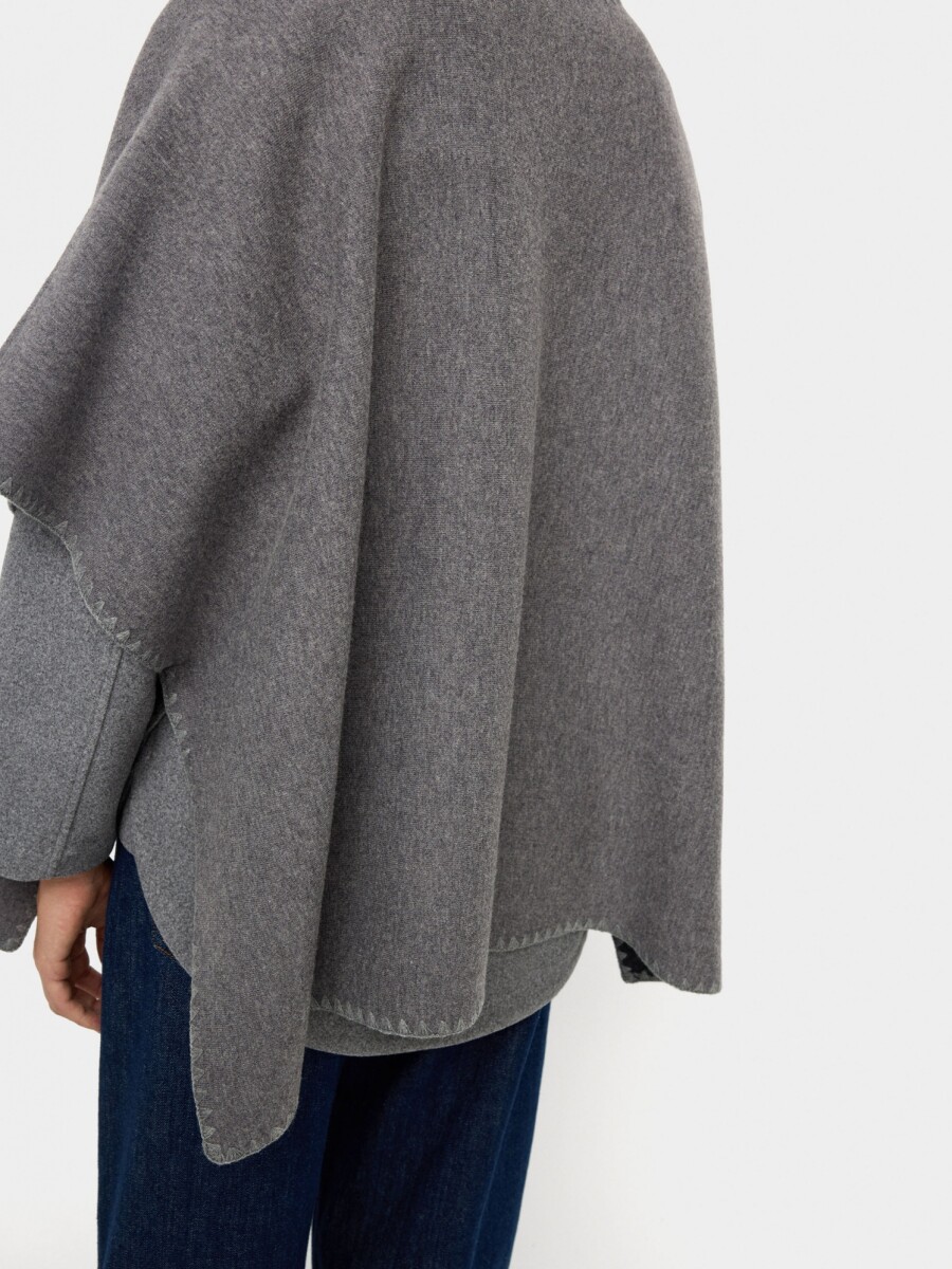 Poncho De Punto Con Hebilla gris