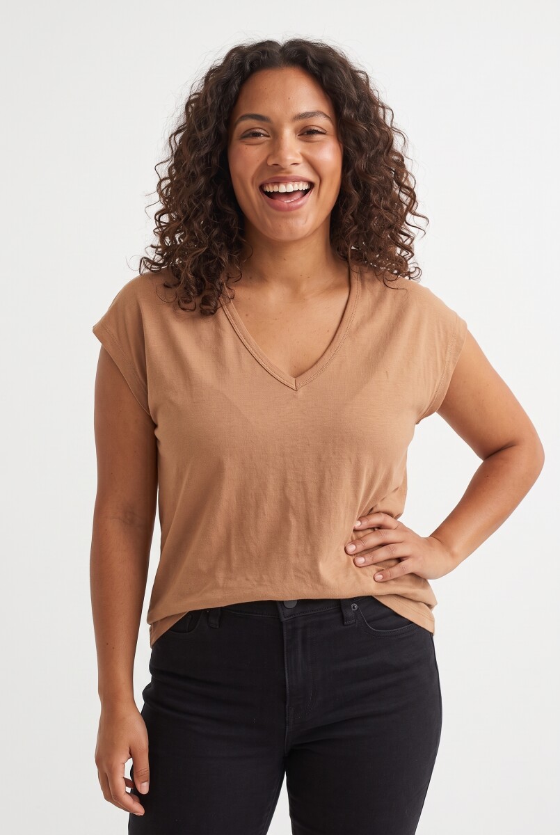 REMERA NURIA - TOSTADO. 