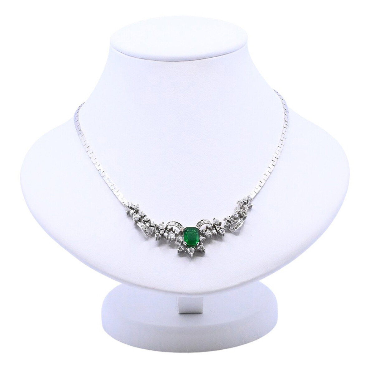 Gargantilla oro 18k con esmeralda central y brillantes. 