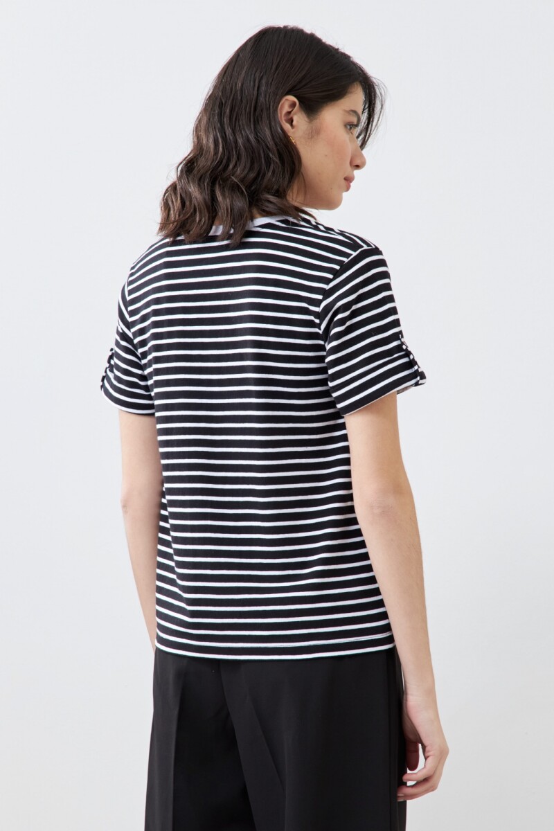 Remera rayada con botón metálico negro