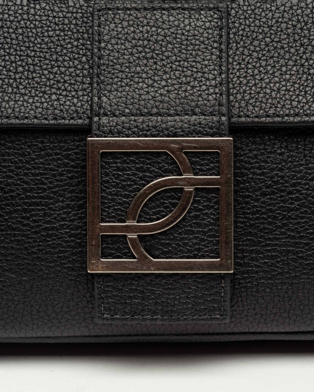 Cartera al hombro Signature en cuero graneado Negro