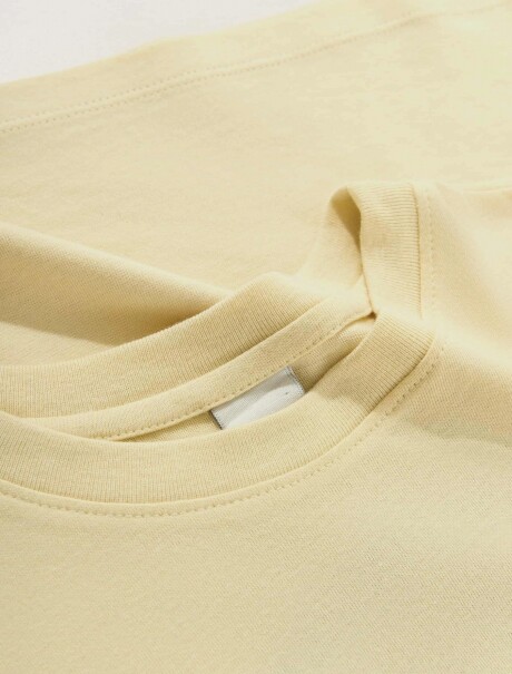 CAMISETA INFANTIL CON ESTAMPA AMARILLO