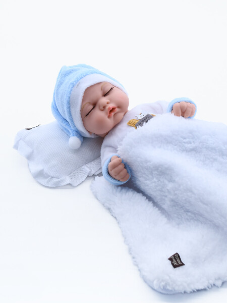 BEBE RECIEN NACIDO CON ROPA CELESTE