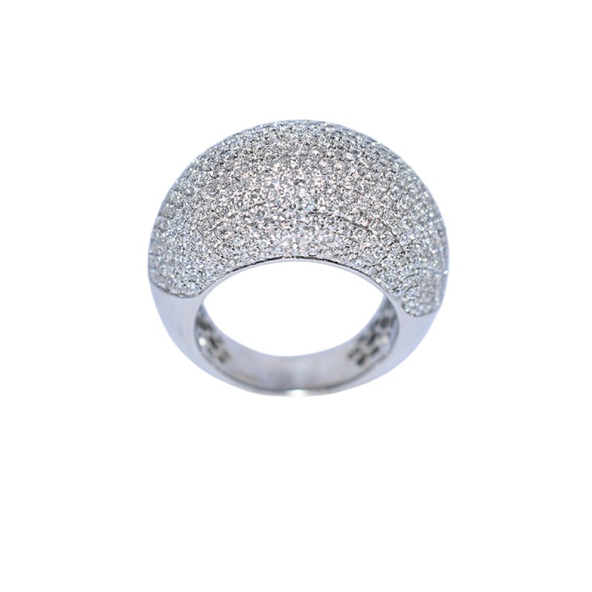 Anillo en oro 18k blanco y brillantes pave. 