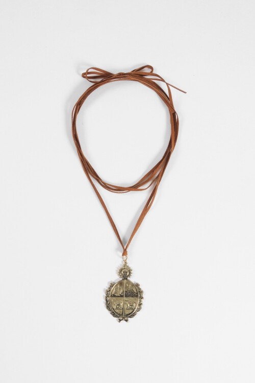 Collar cordón escudo dorado