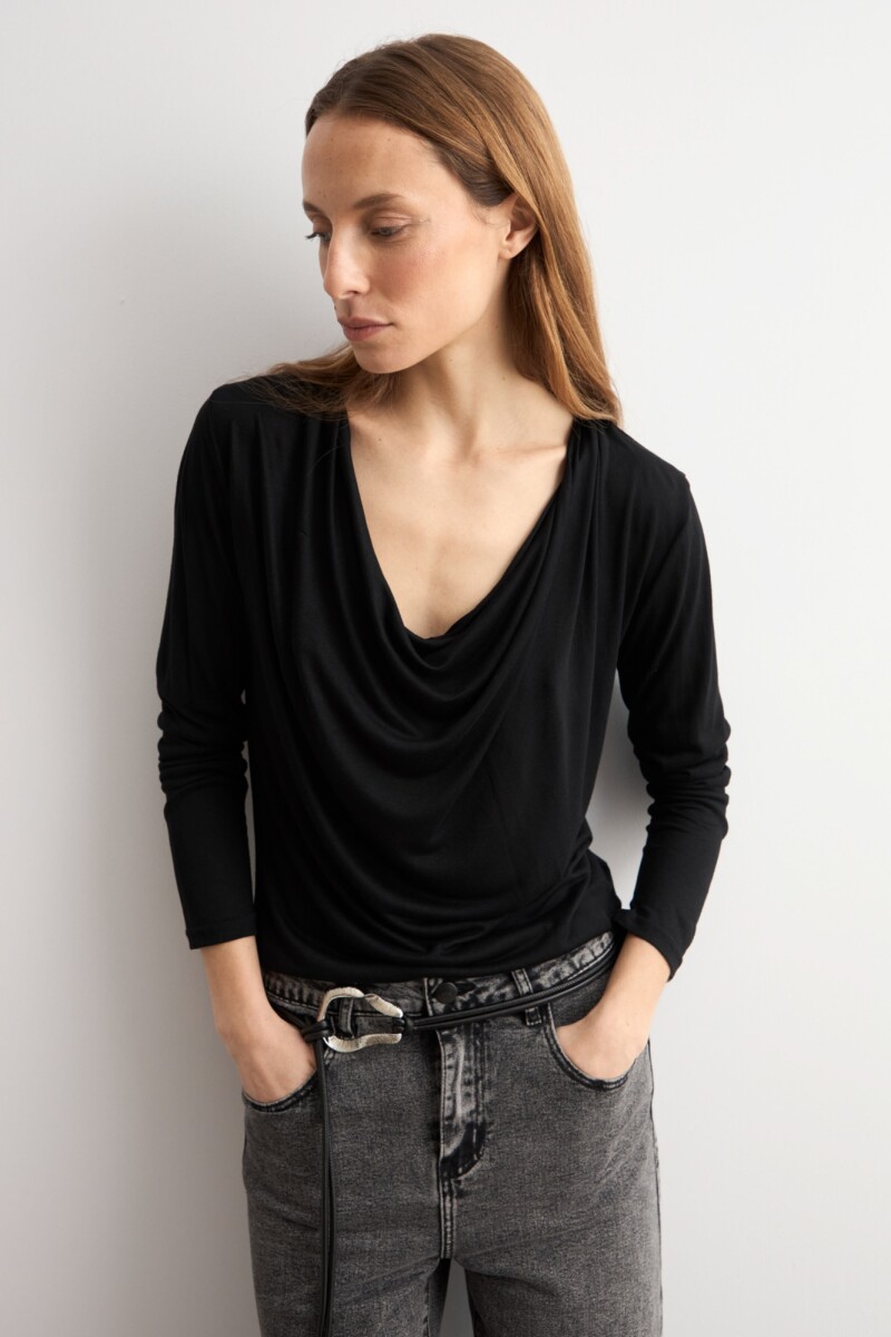 Remera escote drapeado negro