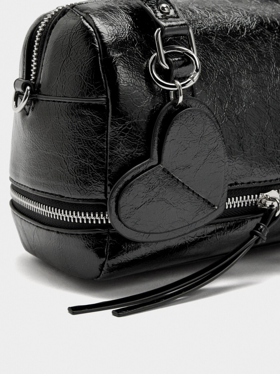 Bolso Tote Efecto Craquelado Con Colgante negro