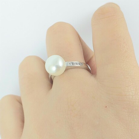 Anillo de plata 925 con baño de oro gris, perla de río y circonias. Anillo de plata 925 con baño de oro gris, perla de río y circonias.