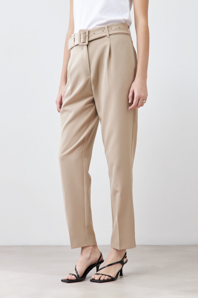 Pantalón sastrero con pinzas y cinturón beige