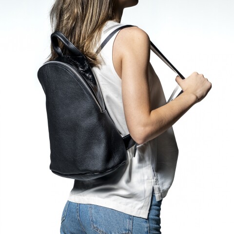 MOCHILA DAMA CUERO COLOR SUELA CIERRE METAL FORRO TEXTIL NEGRO