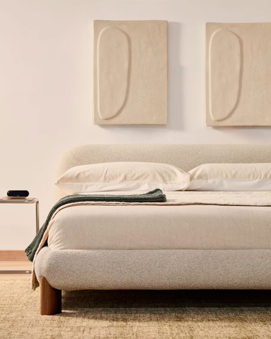 Cama desenfundable Odina bouclé crudo y patas de madera maciza de fresno acabado tono nogal para colchón de 180 x 200 cm