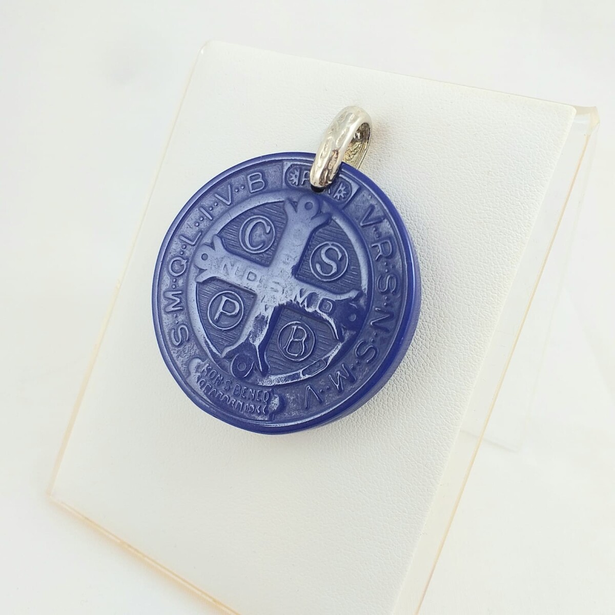 Medalla religiosa en resina, San Benito color azul 4.2cm, argolla en plata 925. 