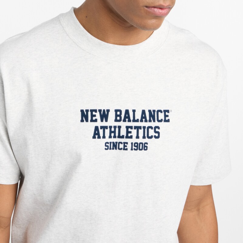 Remera New Balance de Hombre - Varsity Graphic - MT51526AHH GREY