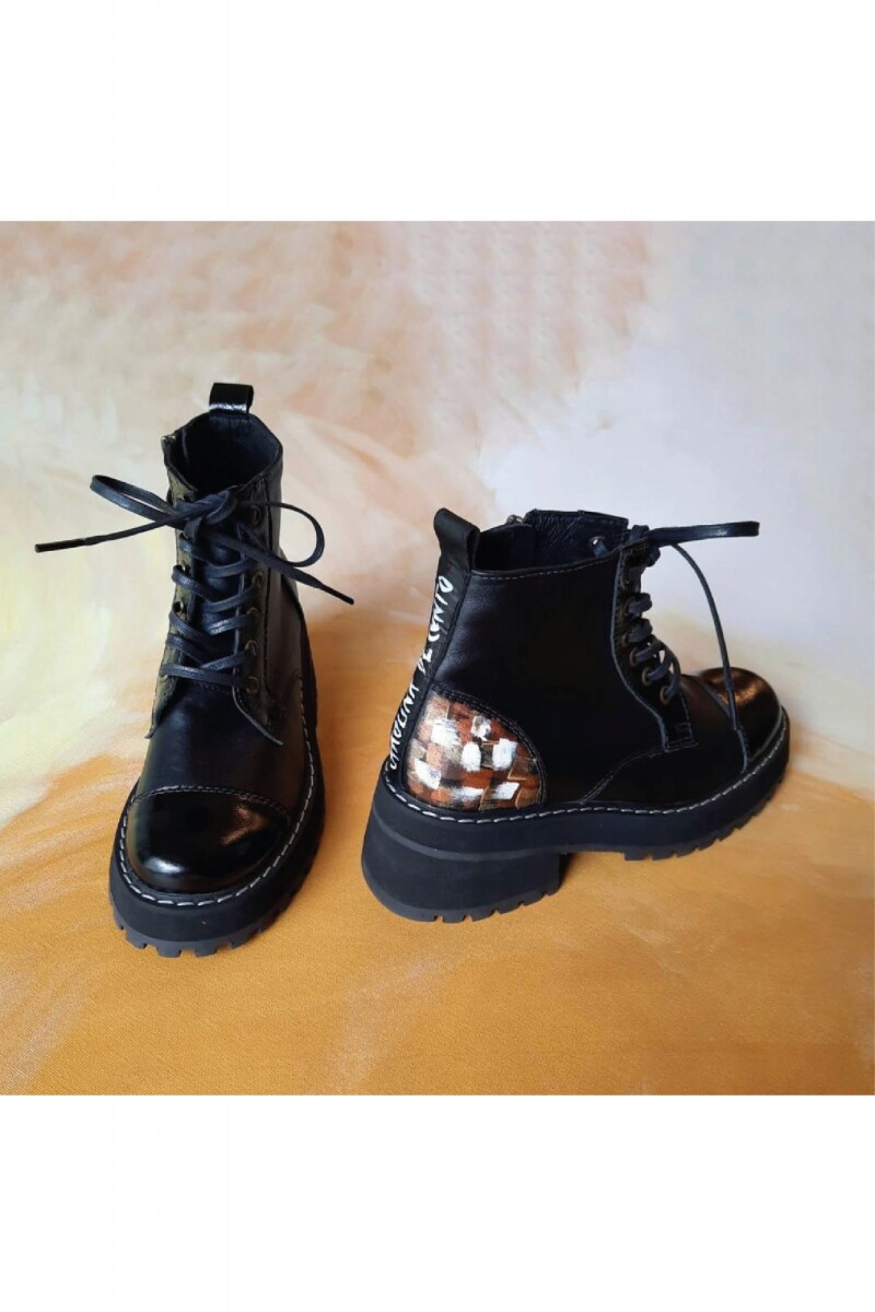 Bota Borcego Alkira Negro Con Arte Linea Ottenta. 