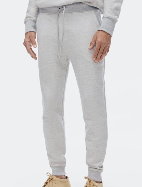 PANTALONES DEPORTIVOS BÁSICOS CON FORRO POLAR GRIS