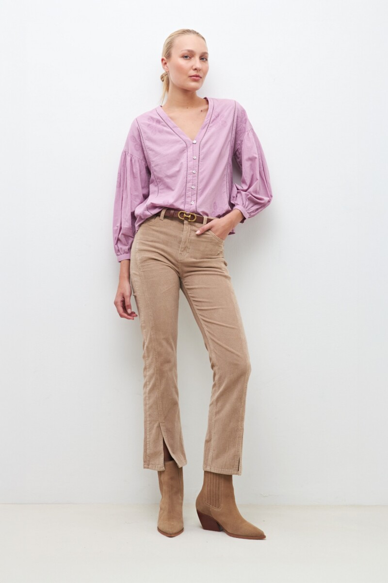Blusa romántica con bordados lavanda