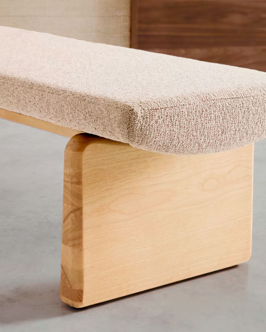 Banco Topaz de chenilla beige y madera maciza de fresno con acabado natural 150cm FSC 100%