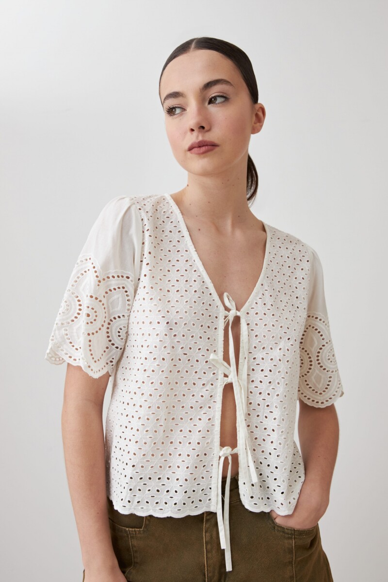 Blusa de broderie con lazos crudo