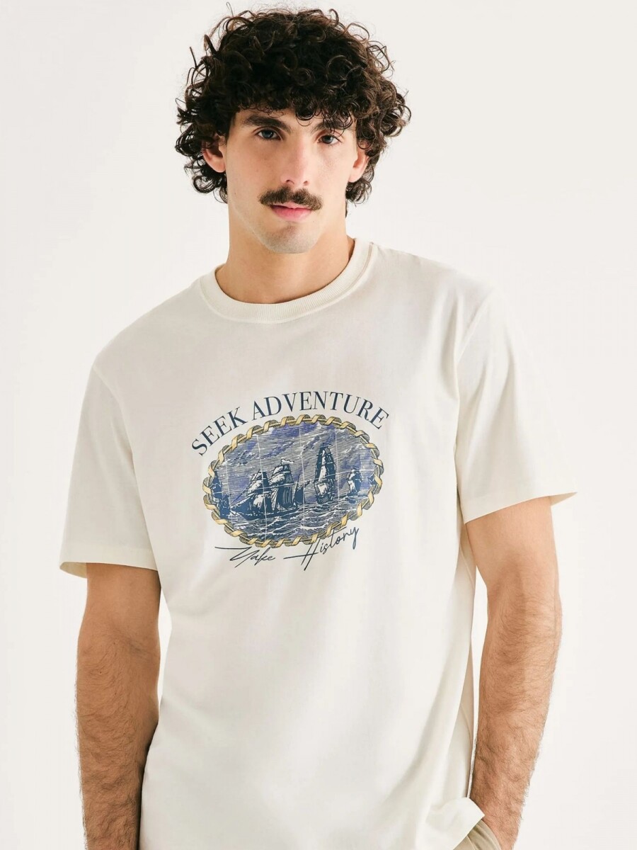 CAMISETA CON ESTAMPA MODELO REGULAR - BEIGE 