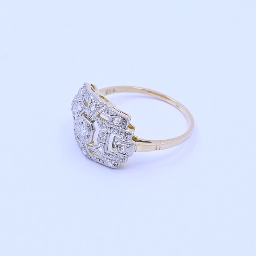 Anillo oro 18k antiguo con brillante y diamantes. Anillo oro 18k antiguo con brillante y diamantes.