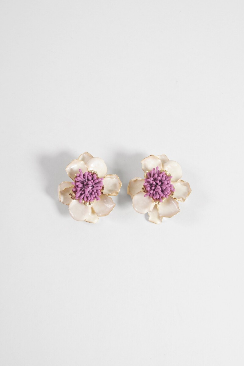 Caravanas flor con detalles crudo