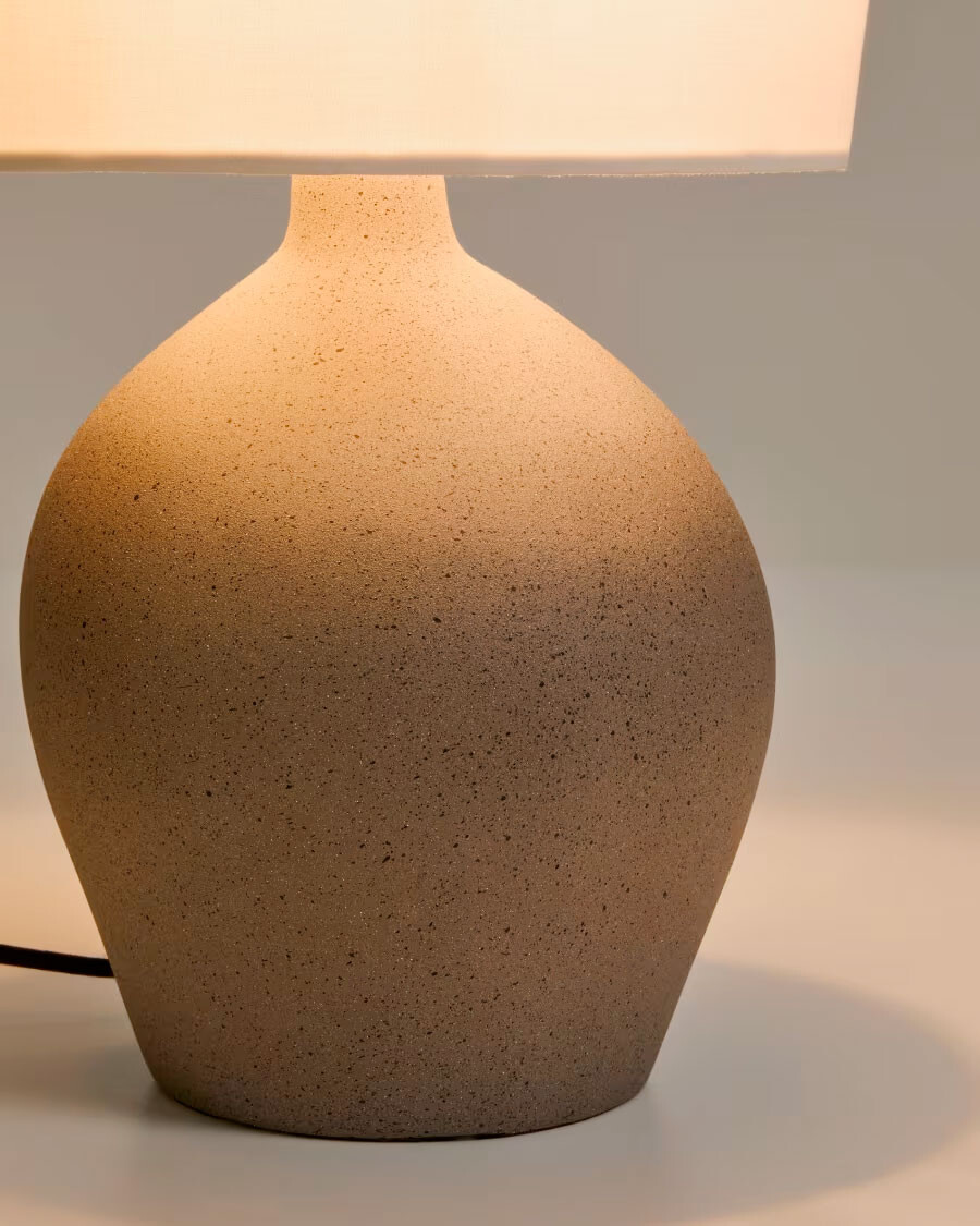 Lámpara de mesa grande Viona con efecto de piedra texturizado y pantalla de algodón Lámpara de mesa grande Viona con efecto de piedra texturizado y pantalla de algodón