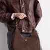 Cartera al hombro Raw en efecto gamuza Marron
