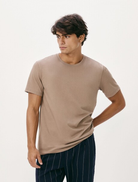 CAMISETAS BÁSICAS REGULAR WORLD MARRÓN