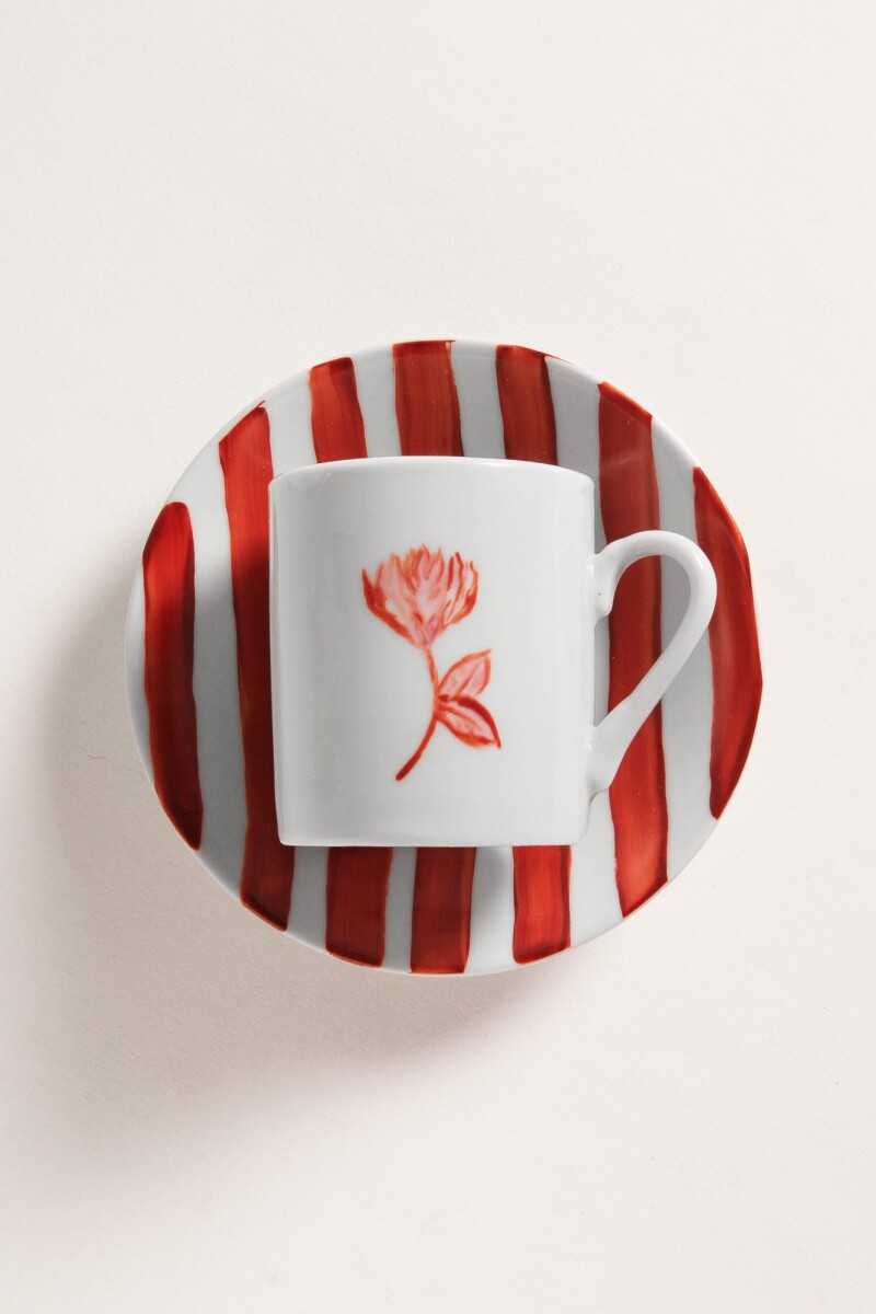 Taza de café con plato terracota en flor