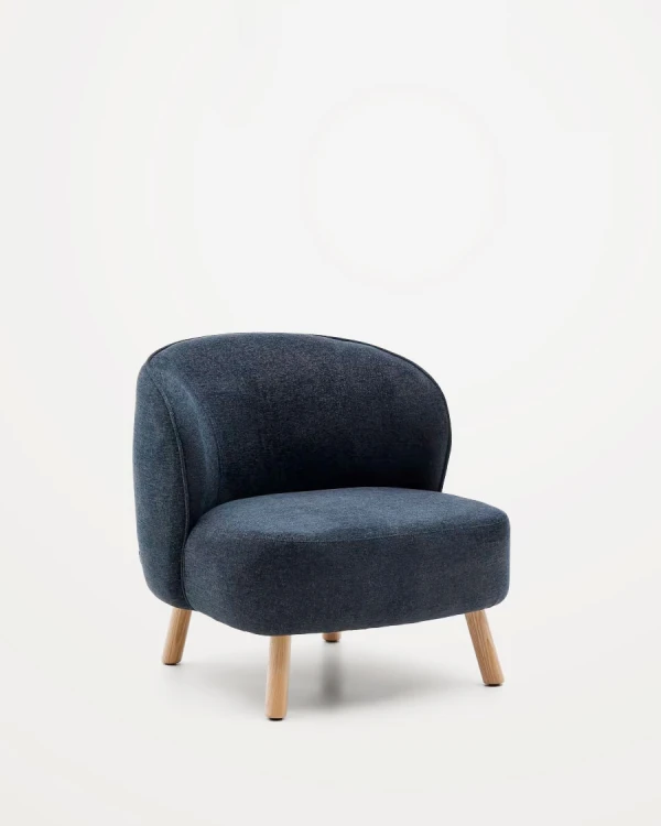 Butaca Ulit de chenilla gris azulado y patas de madera maciza haya acabado natural