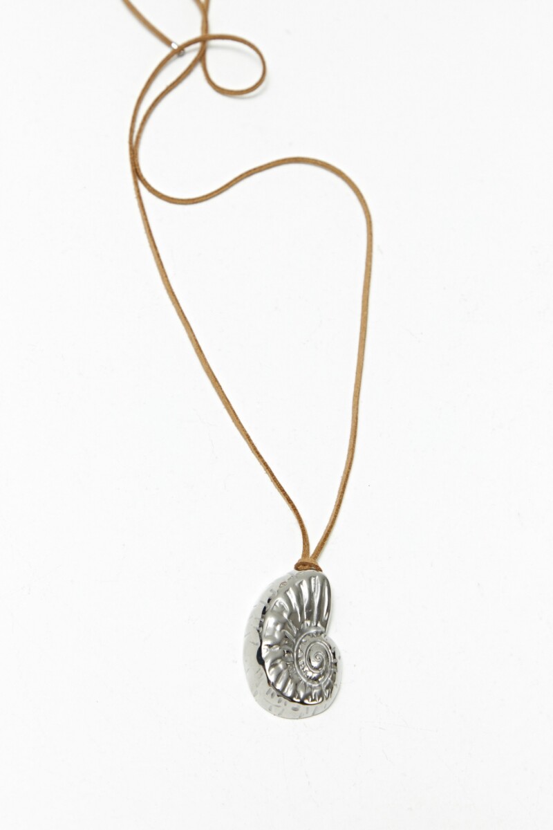 Collar con cordón y dije caracol en acero plateado
