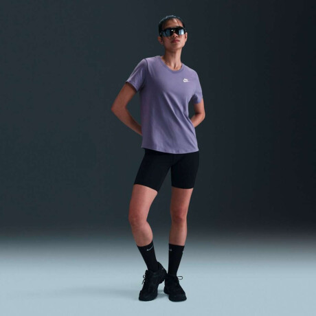 Remera Nike Sportswear Club Essentials de Mujer Multicolor