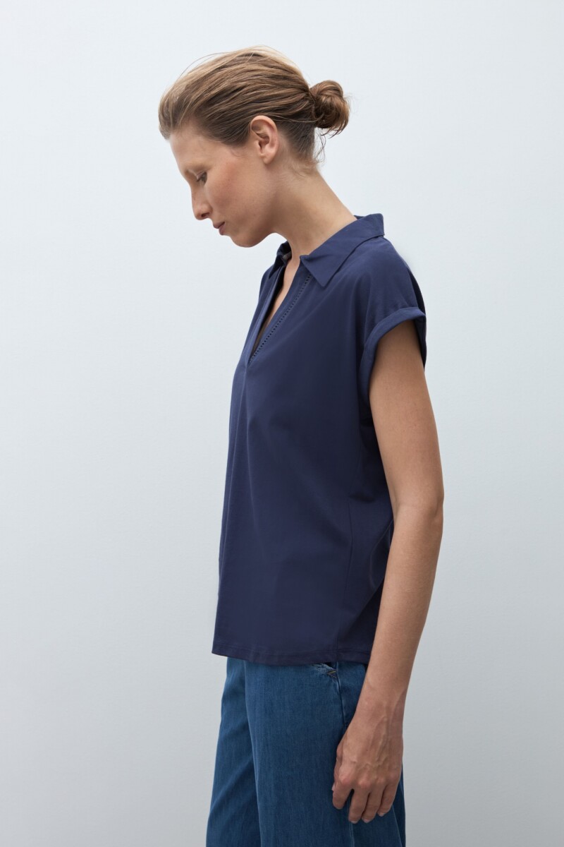 Remera cuello polo azul marino