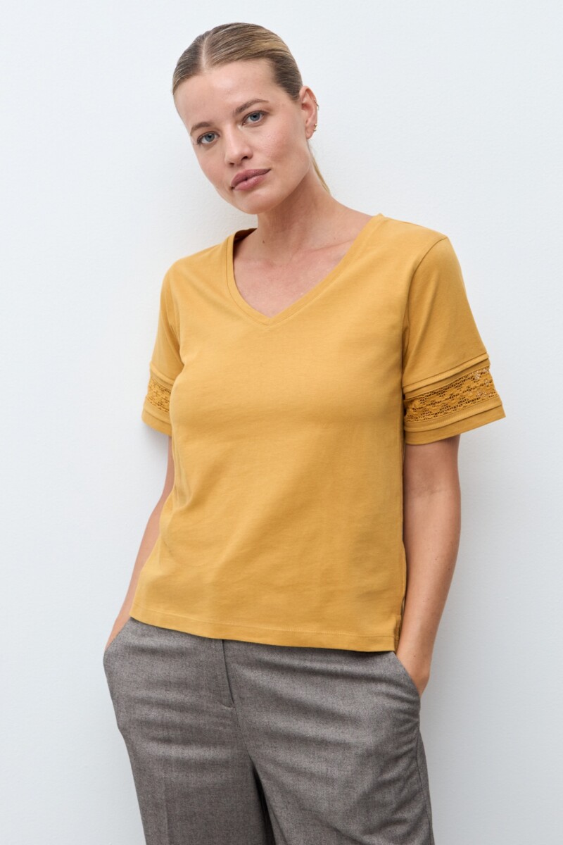 Remera con puntilla ocre
