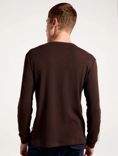CAMISETA TÉRMICA MODELO REGULAR MARRÓN
