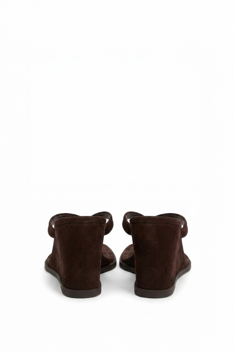 Sandalia cuero taco corrido chocolate