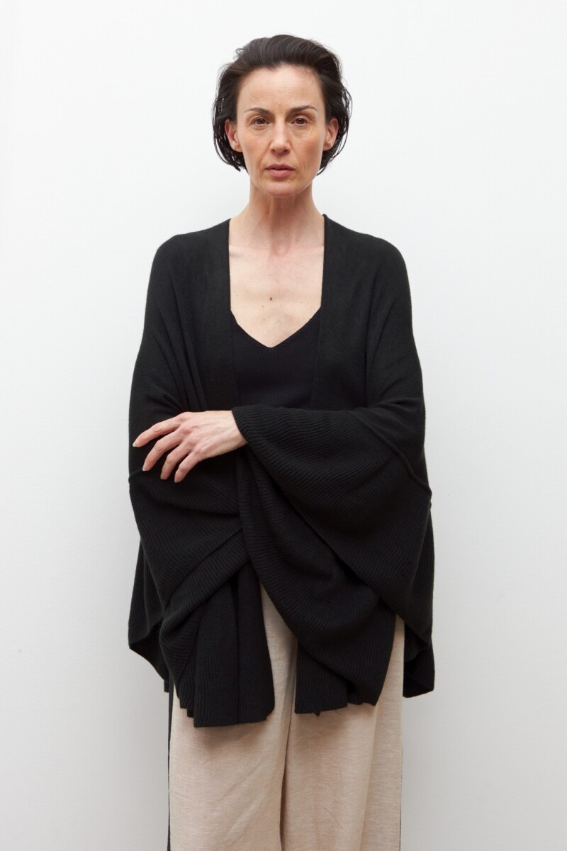 Capa tejida con volados negro