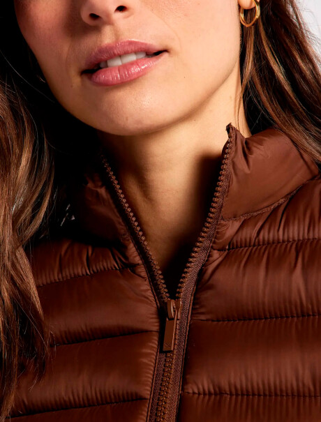 CAMPERA PUFFER CON BOLSILLOS MARRÓN