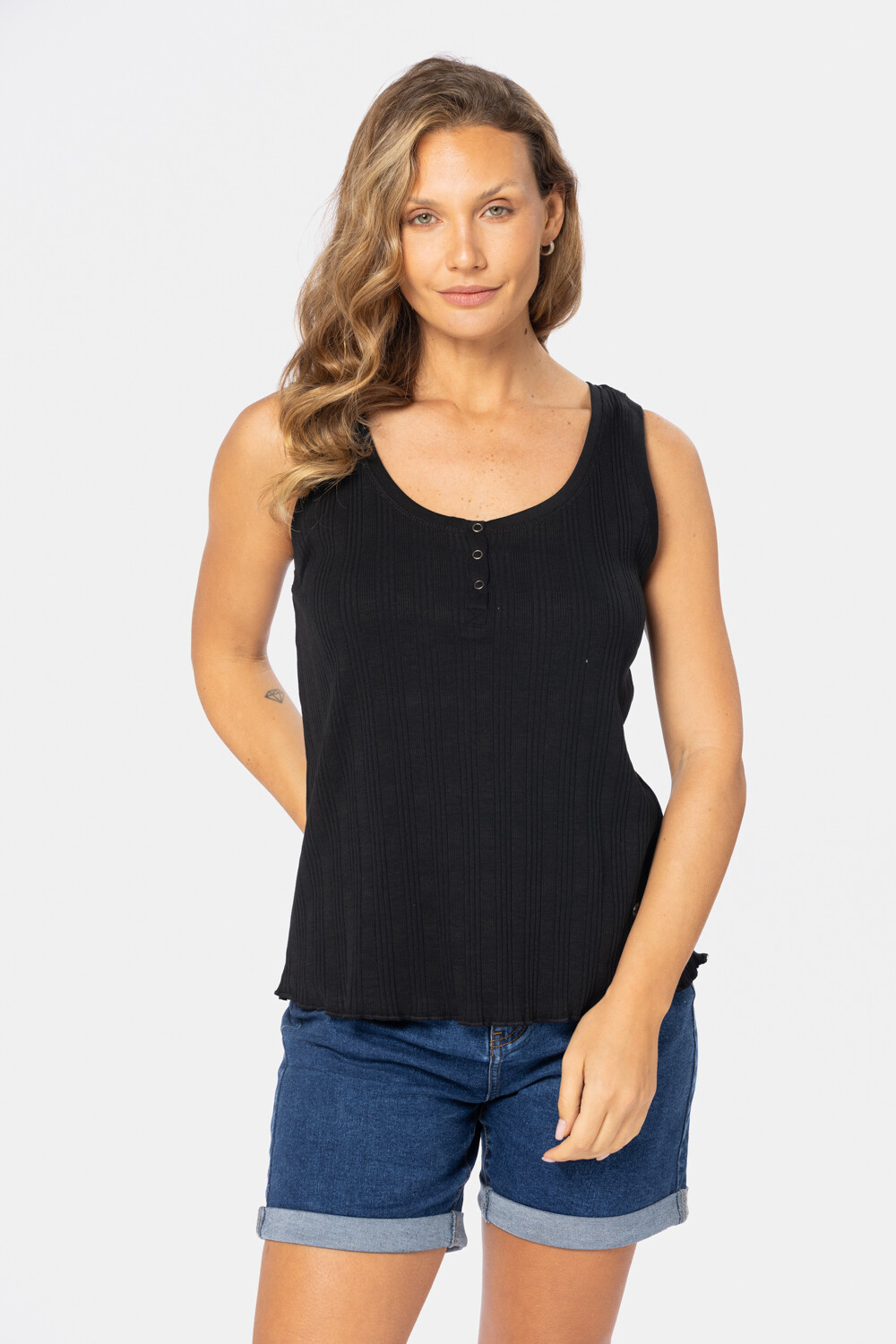MUSCULOSA RIB CON BOTONES Negro