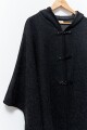 Capa con capucha y alamares negro